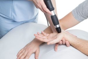 Stoßwellentherapie bei Arthrose an der Hand